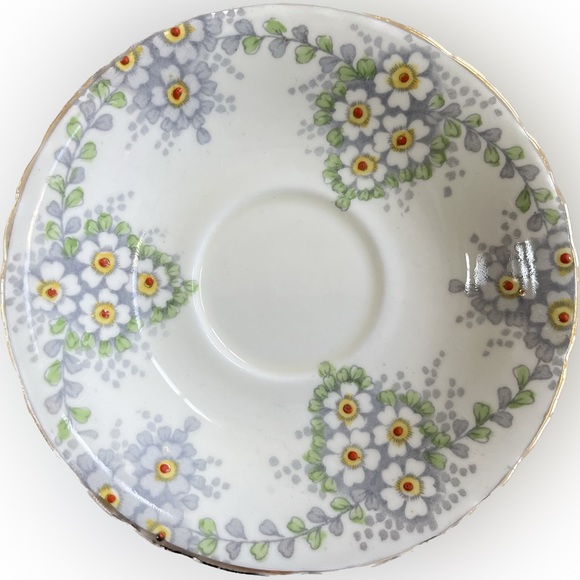 DELPHINE Fine Bone China TEACUP & SAUCER. Daisies floral pattern and gold rim. - Picture 5 of 8